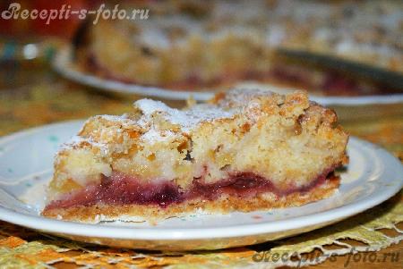 Рецепт: Насыпной пирог с яблоками и клубникой
